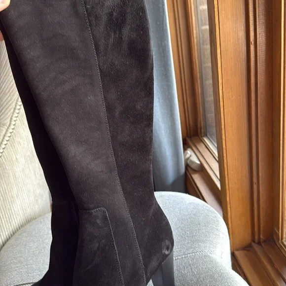 La Canadienne Elegant Black Knee-High Women's Boots - Picture 5 of 10